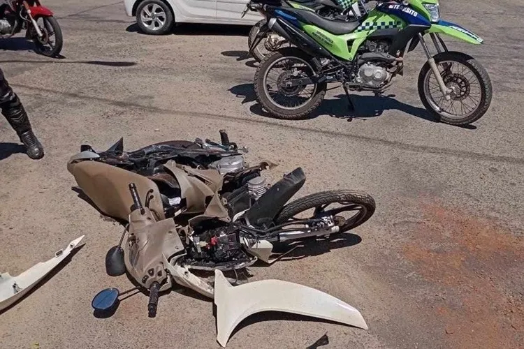 Caminhão passa por cima de motocicleta e condutora é levada para UPA em Guanambi