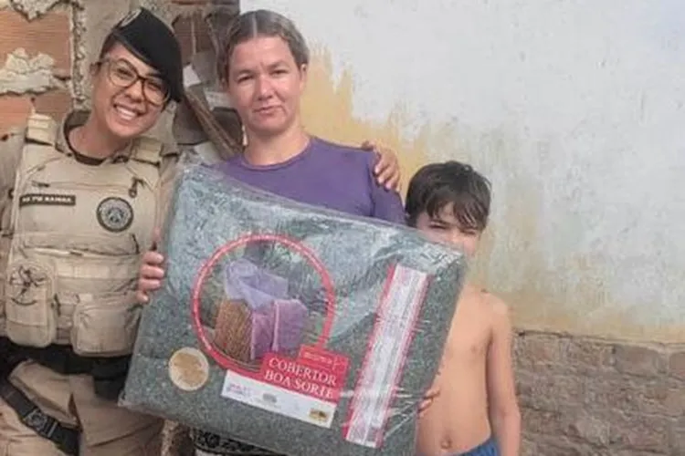 79ª CIPM realiza entrega de cobertores a famílias carentes em Poções