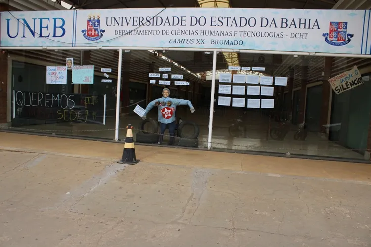 Brumado: 'Jerônimo: judas ou justo da educação pública?', questionam alunos da Uneb