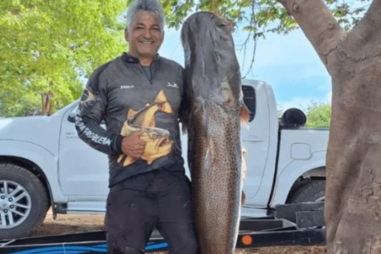 Carinhanha: Homem pesca surubim de quase 50 kg no Rio São Francisco