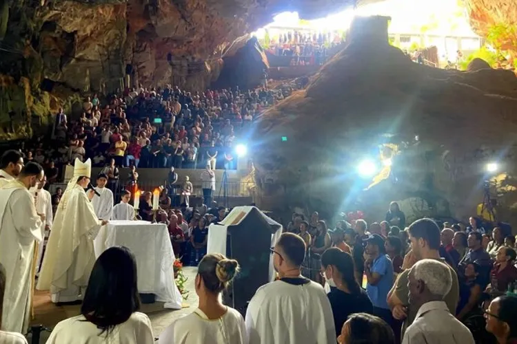 Ituaçu: Festa do Sagrado Coração de Jesus reúne milhares de romeiros na Gruta da Mangabeira