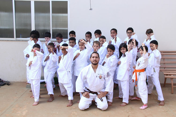 Caetité: Alunos da oficina de Karatê do Cras recebem quimonos