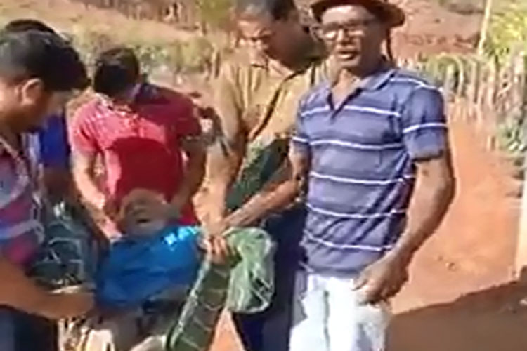 Caetité: Idoso é transportado em maca de tecido devido condições precárias das estradas vicinais