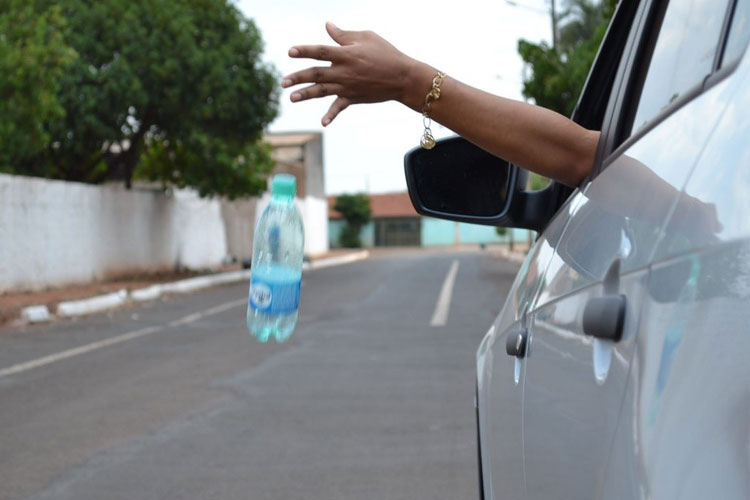 SMTT desenvolve campanha alertando para a importância de não jogar lixo nas ruas em Brumado