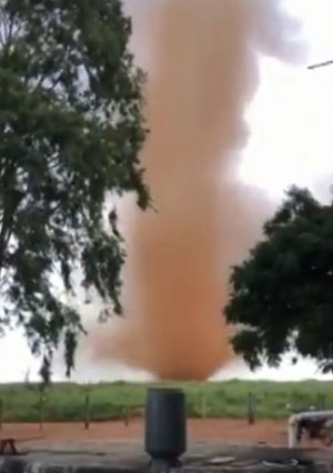 Redemoinho é registrado em fazenda na cidade de Caculé