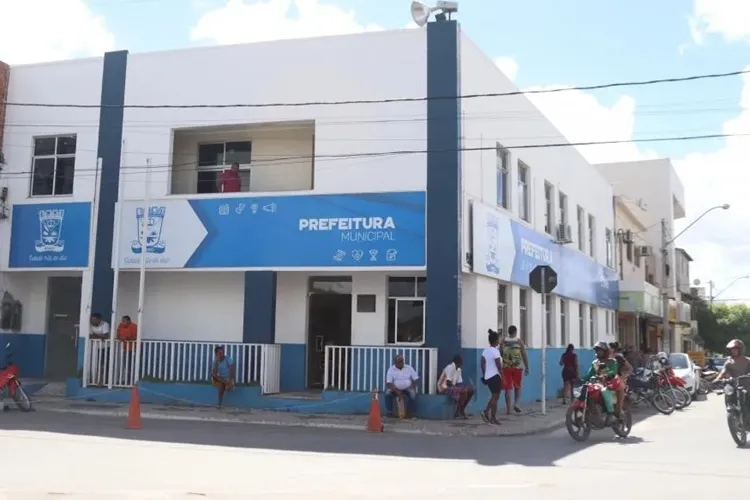 TCM concede cautelar contra prefeita de Araci por 927 contratações irregulares