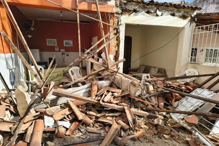 VÍDEO: Ônibus escolar desgovernado invade residência e escritório em Brumado