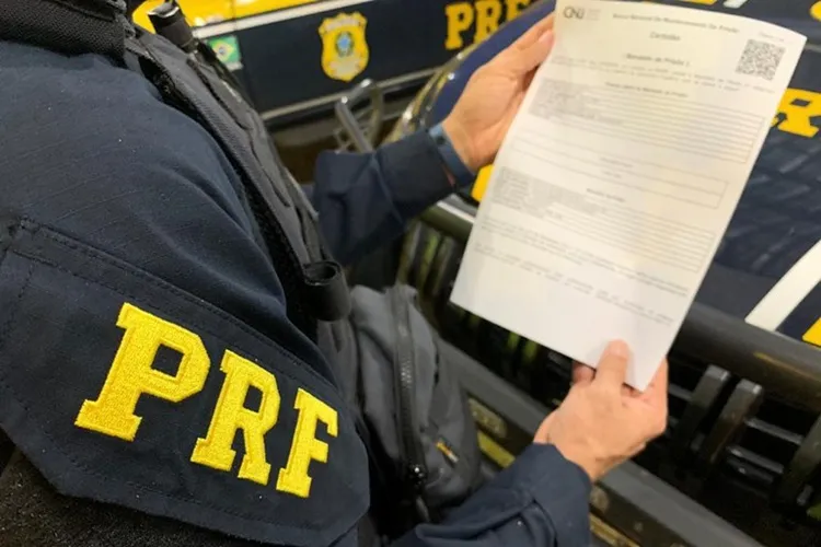PRF cumpre mandado de prisão durante abordagem na BR-116 em Jequié