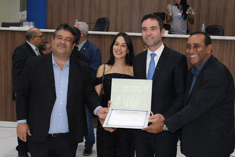 Câmara de Vitória da Conquista entrega honraria pelo retorno do Carnaval de Brumado