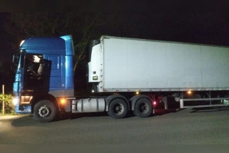 Motorista de Brumado é interceptado com carreta roubada na BA-650 em Ipiaú