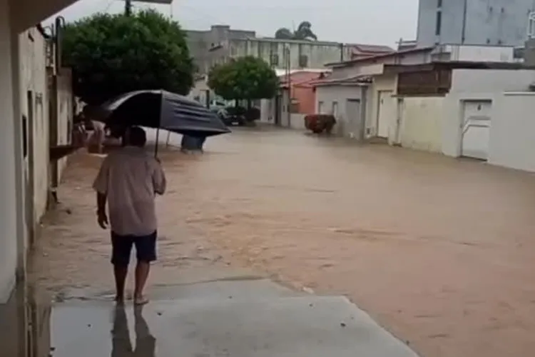 VÍDEO: Forte tempestade inunda ruas do centro da cidade de Iuiu