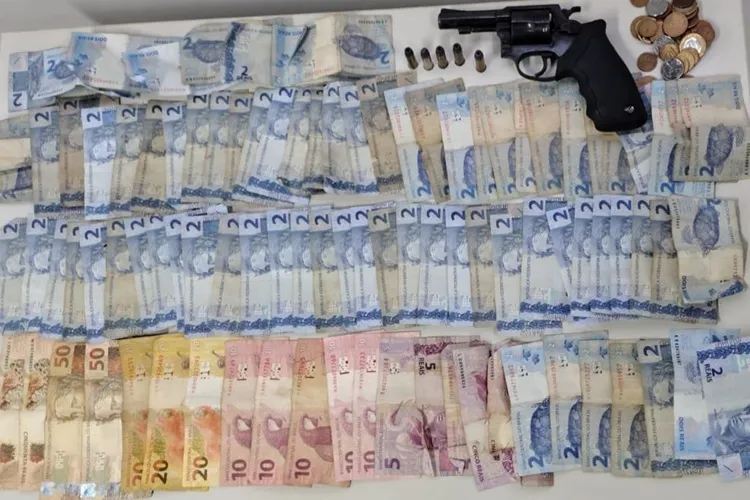 Caculé: Homem armado dentro de bar é preso durante Operação Força Total