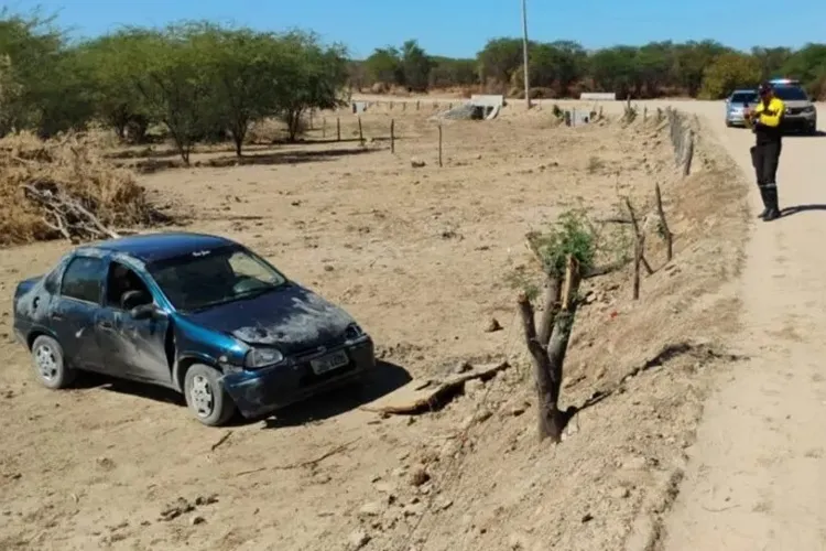 Carro cai em ribanceira e deixa dois idosos feridos em Guanambi