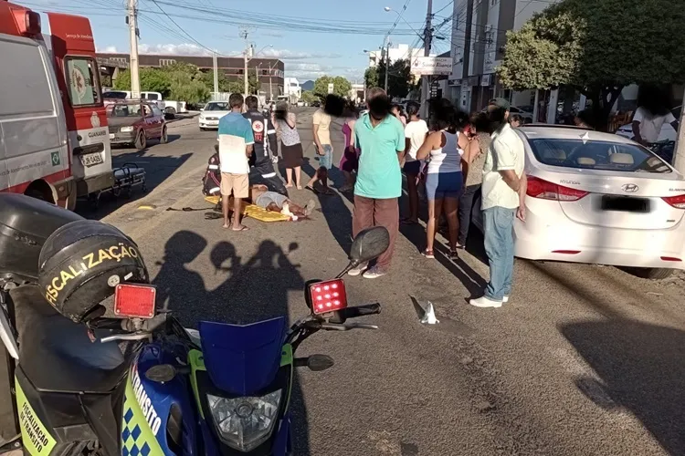 Motociclista tem perna prensada após condutora abrir a porta de carro em Guanambi