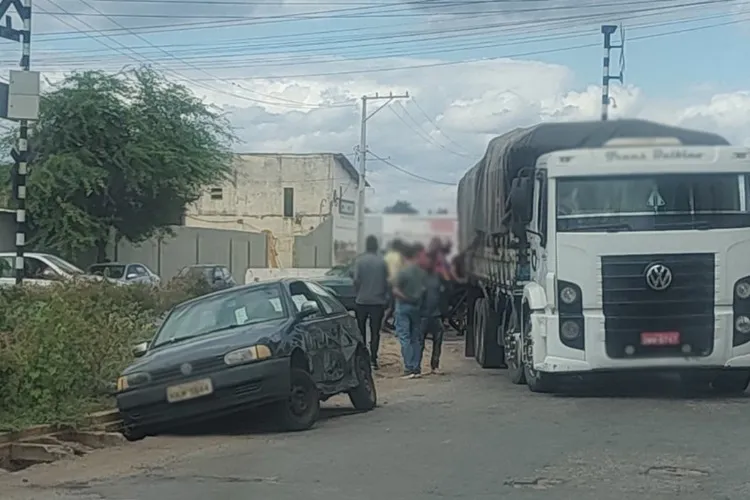 Carro é arremessado para o acostamento após colisão com caminhão em Brumado