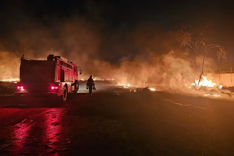 Incêndio de grandes proporções atinge depósito de reciclagem em Vitória da Conquista