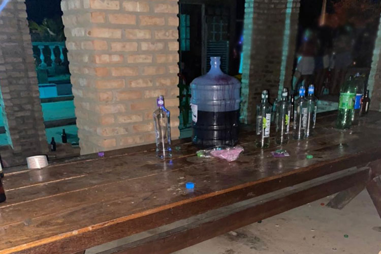 Festa clandestina com mais de 100 pessoas, muita bebida e drogas é encerrada na zona rural de Brumado
