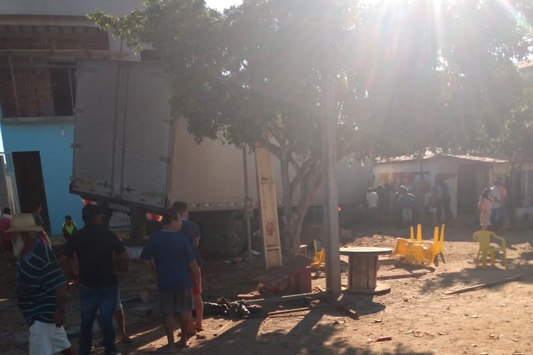 Lagoa Real: Caminhão invade casa e deixa pelo menos dois mortos no Pancadão