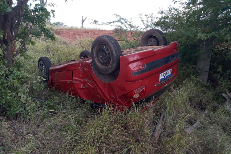 Paramirim: Mulher e duas crianças morrem após capotamento na BA-152