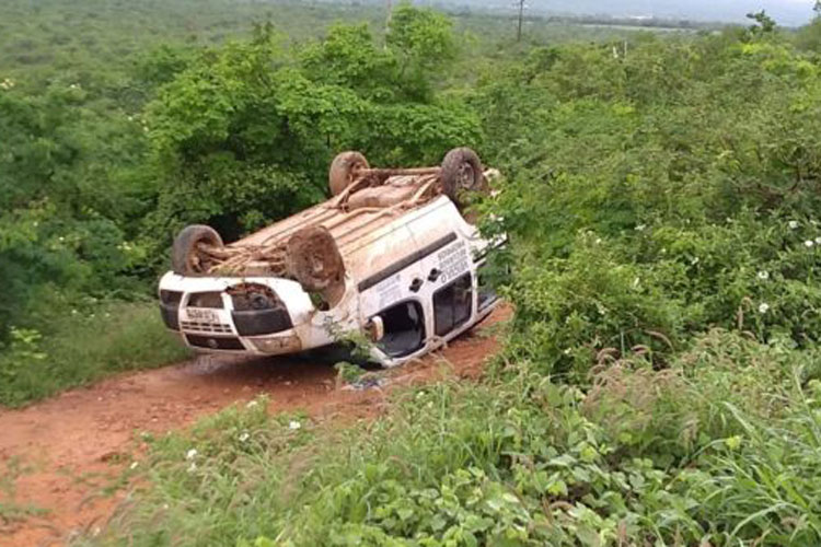 Barra da Estiva: Veículo oficial da prefeitura capota na BA-142