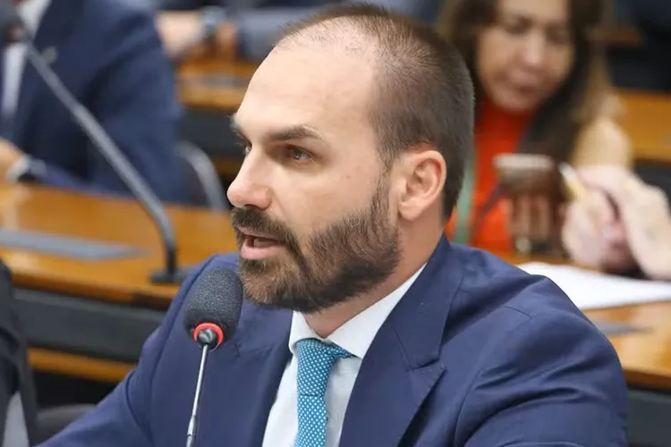 Câmara tenta cobrar quase R$ 14 mil de Eduardo Bolsonaro por faltas
