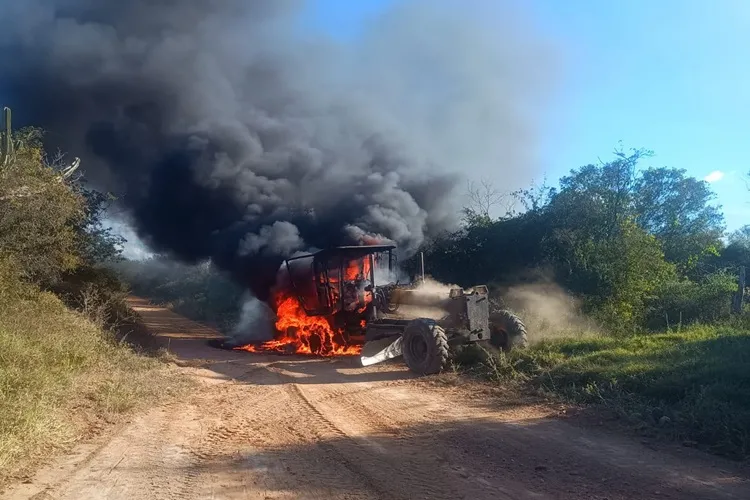 VÍDEO: Motoniveladora pega fogo durante serviços da Prefeitura de Brumado