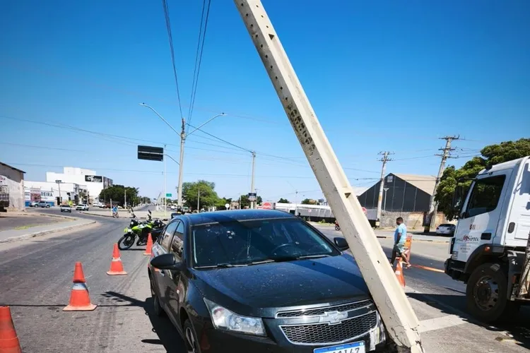 Motorista perde o controle de carro e derruba poste de energia em Guanambi