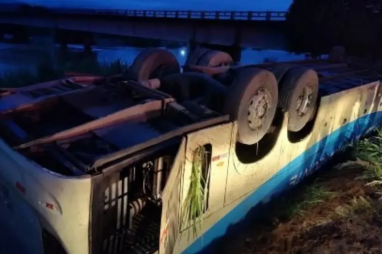 Acidente com ônibus que saiu de Vitória da Conquista deixa cinco mortos na BA-270