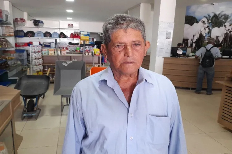 Armazém do Criador: Homem do campo encontra ferramentas e implementos agrícolas