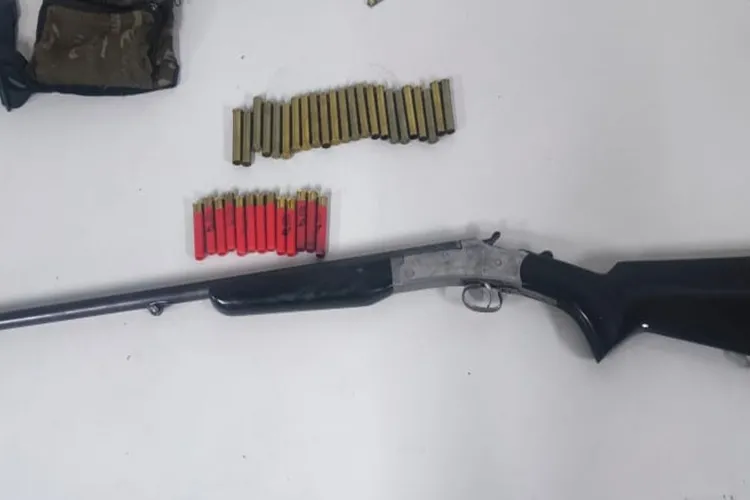 Homem alterado efetua disparos de arma de fogo dentro de residência em Candiba