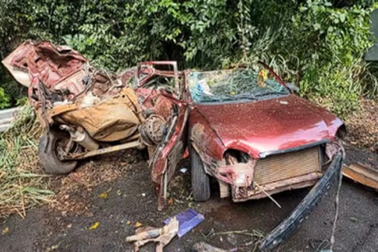 Três pessoas morrem após colisão frontal entre dois veículos na BR-101