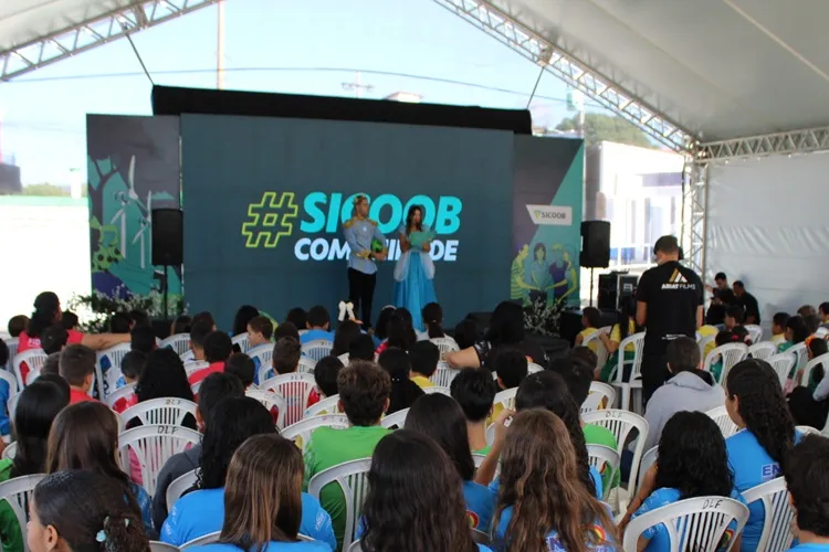 Sicoob Comunidade apresenta palestra lúdica sobre educação financeira paras alunos de Brumado