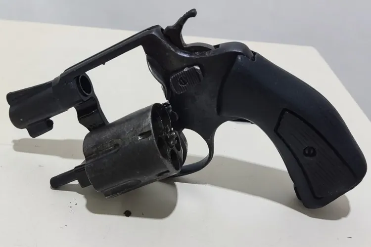 Homem foge a pé da PM e joga arma perto de açougue em Vitória da Conquista