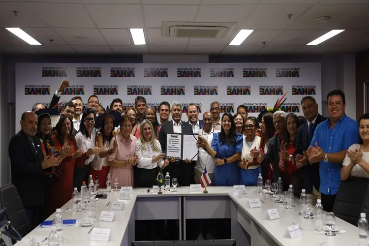 Governador sanciona lei que reajusta salário dos professores da rede estadual