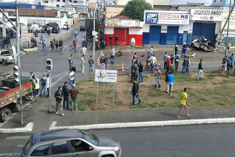 Caminhão desgovernado atinge carros no trânsito e mata mulher em Vitória da Conquista