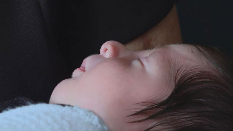 Bebê passa por cirurgia inédita no país para retirada de tumor dentro do útero da mãe