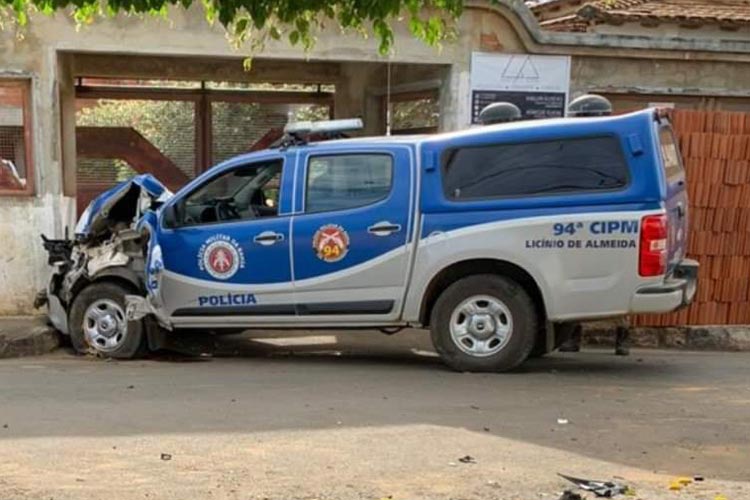 Licínio de Almeida: Viatura bate em muro de residência durante perseguição
