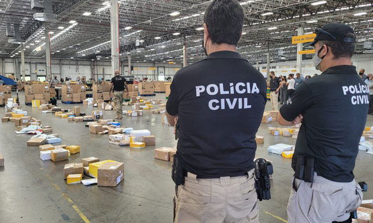 Cães farejadores encontram R$100 mil em drogas em encomendas nos Correios