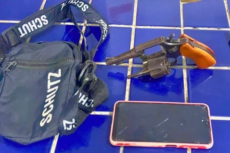 24º BPM intercepta jovem de 23 anos armado em frente à Uneb em Brumado