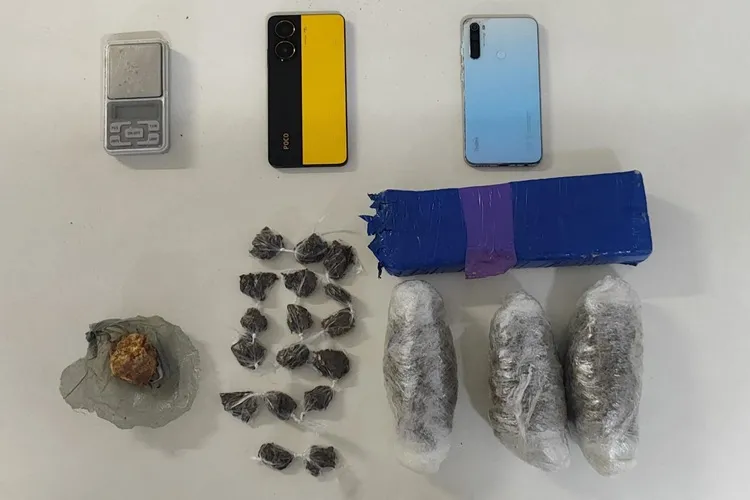 Jovem é preso pela Rondesp com quase 1 kg de drogas dentro de mochila em Caetité