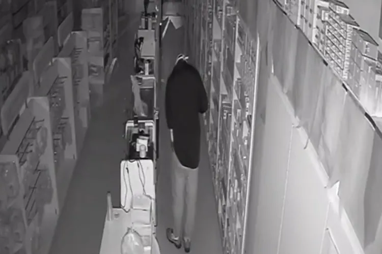 VÍDEO: Criminoso invade e furta farmácia no centro de Ibipitanga