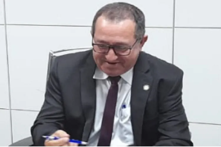 Prefeito de Pindaí dá férias a filho de secretário após justiça suspender nomeação