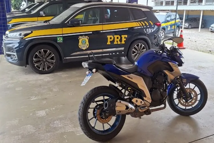 Moto adulterada é apreendida em ônibus na BR-116 em Vitória da Conquista