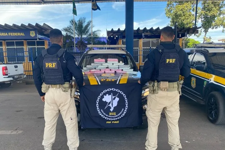 PRF apreende mais de 28 kg de cocaína em painel de veículo de passeio em Barreiras
