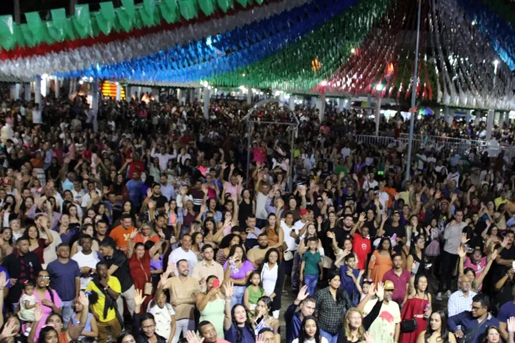 Brumado: 25 anos do dia dos evangélicos com recorde de público orando e louvando