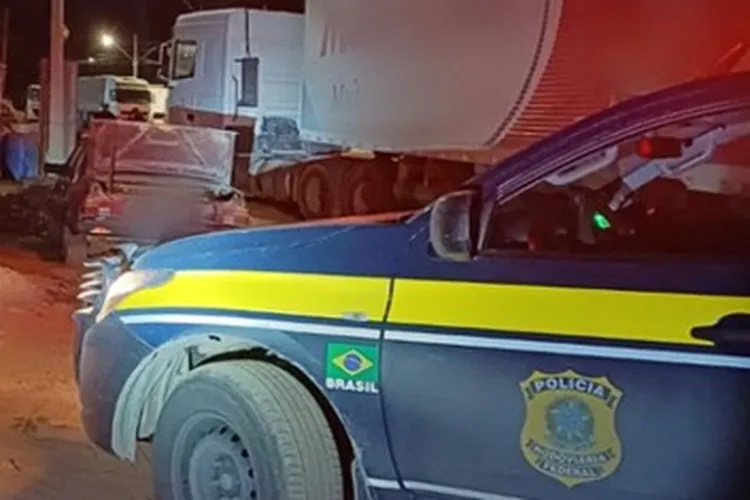 PRF e PM flagraram furto de combustível em carretas na BR-242 em Ibitiara