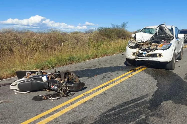 Acidente entre motocicleta e veículo da Codevasf deixa dois mortos na BA-156 em Caturama