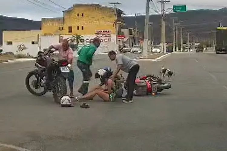 VÍDEO: Colisão entre motocicletas é registrada na BA-148 em Brumado