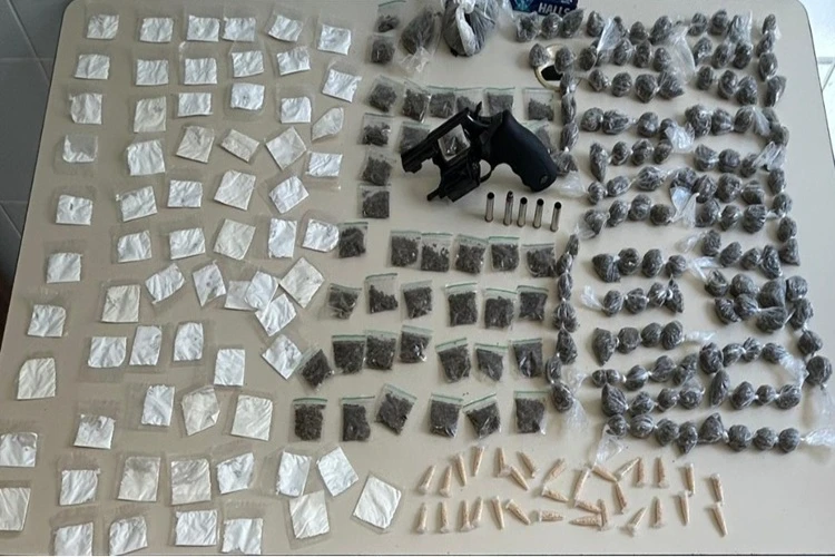 Homem morre em confronto e PM apreende armas e drogas em Cândido Sales