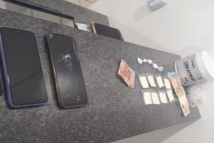 Casal é flagrado com cocaína e mais de R$ 1 mil em carro na zona rural de Piripá